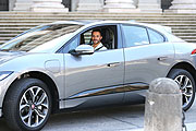 Kostja Ullmann mit dem vollelektrischen Jaguar I-PACE in München (Photo: Gisela Schober/Getty Images für Jaguar Land Rover/PR)